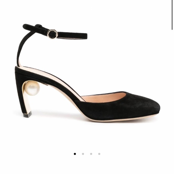 Nicolas Kirkwood black pump with large cream pearl under heel. - Picture 5 of 5
